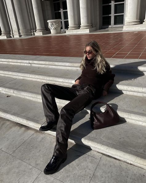 elsa❤️ (@hoskelsa) • Fotos e vídeos do Instagram Brown Colour Outfit, Elsa Hosk Hair, Elsa Hosk Instagram, Elsa Hosk Street Style, Brown Leather Trousers, Brown Leather Pants Outfit, Elsa Hosk Outfits, Leather Trousers Outfit, Huntington Gardens