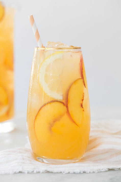 Peach Lemonade Peach Lemonade Recipe, Easy Lemonade Recipe, Flavored Lemonade, Peach Drinks, Best Lemonade, Entertaining Tips, Italian Soda, Peach Lemonade, Lemonade Recipe