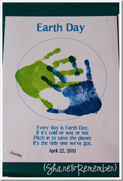 Handprint Earth & Promise/Chant (from Share & Remember) Handprint Earth, Preschool Earth Day, Earth Day Theme, April Preschool, Earth Day Ideas, Earth Week, Earth Day Projects, Preschool Spring, Preschool Projects