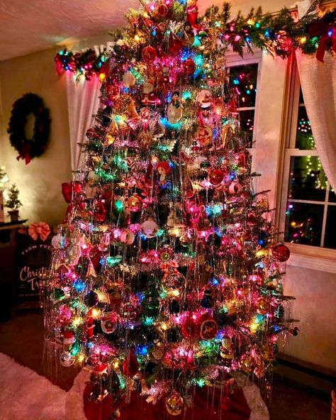 Christmas Tree Nostalgic, Colorful Christmas Lights Aesthetic, Colourful Christmas Aesthetic, Tacky Christmas Aesthetic, Nastolgic Christmas Aesthetic, Christmas Tree Colorful Lights, Tacky Christmas Tree, 90s Christmas Decor, Multicolor Lights Christmas Tree