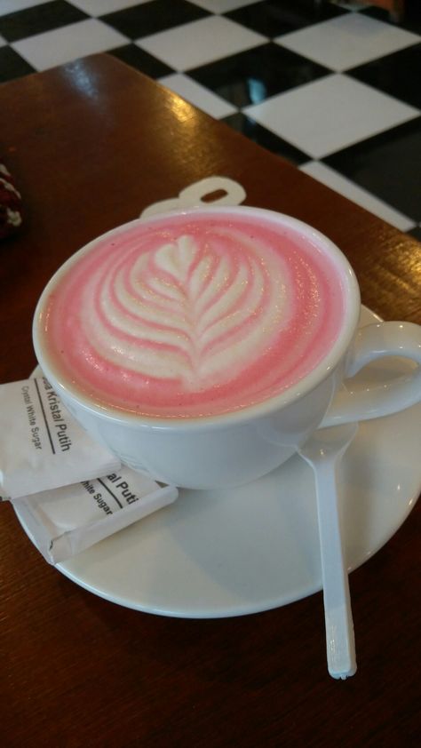 Pink Cup Aesthetic, Pink Restaurant Aesthetic, Red Velvet Latte, Barista Recipe, Pink Starbucks Cup, Pink Restaurant, Pink Drink Recipes, Pink Latte, Coffee Vs Tea