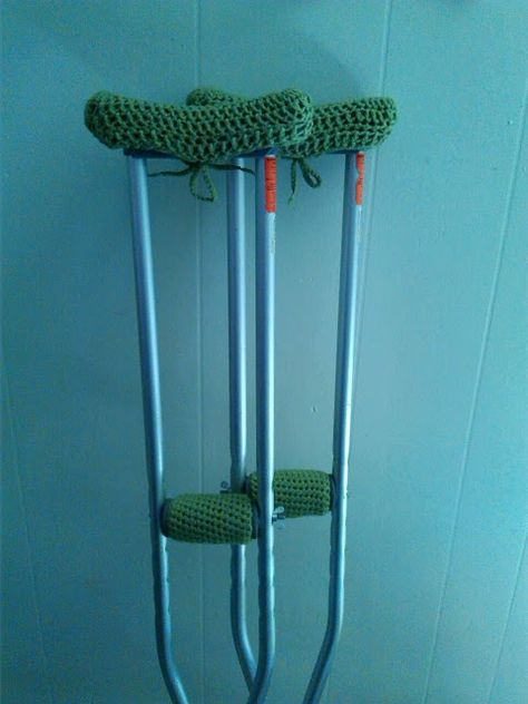 The Knitless Knitter Crochets-Crochet Crutch Covers-Link to free pattern provided in this blog Crutch Covers Diy, Crutches Padding Diy, Crutch Covers, Crutches Accessories, Crutch Pad, Hips Don't Lie, Broken Foot, Household Sewing, Crutches