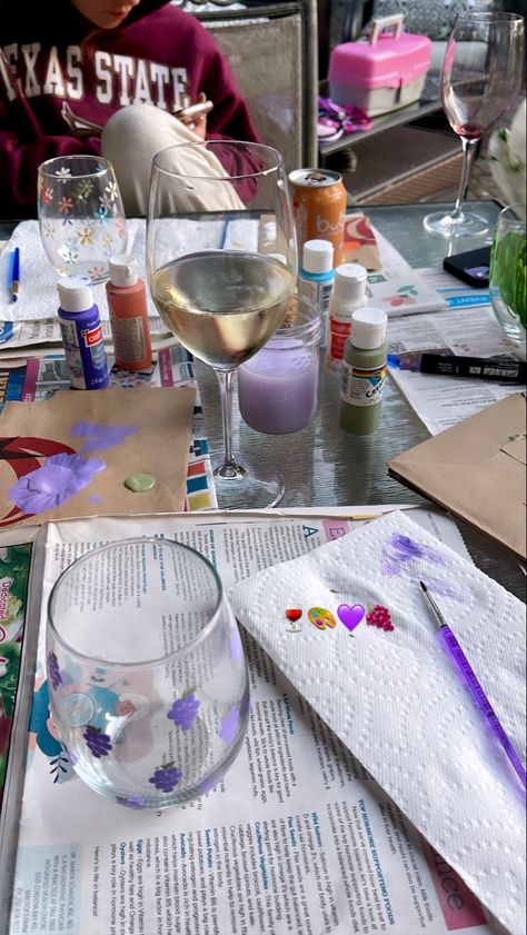 Group Art Activities For Adults, Painting Wine Glasses Aesthetic, Hen Do Craft Ideas, Wine Glass Painting Aesthetic, Wine Glass Painting Party, Bachelorette Craft Ideas, Glass Painting Aesthetic, Glass Painting Party, Bachelorette Crafts