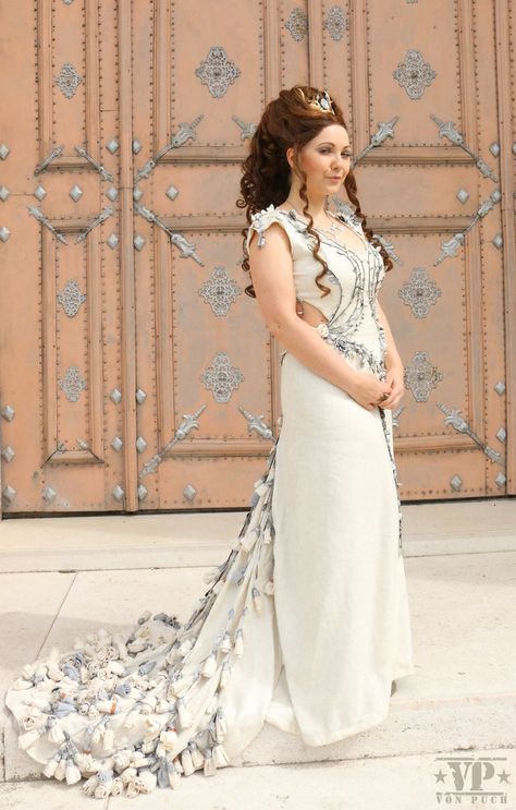 Margaery Tyrell Margery Tyrell Wedding Dress, Group Cosplay, Game Of Thrones Cosplay, Game Of Thrones Costumes, Margaery Tyrell, Viking Wedding, Game Costumes, Game Of Thrones Houses, Sheath Wedding Dress