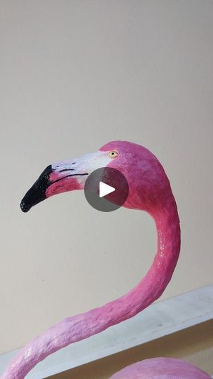 Flamingo Paper Mache, Paper Mache Ideas Decoration, Flamingo Diy Crafts, Paper Mache Ideas Creative, Diy Flamingo Decor, Pape Mashe, Papier Mache Art Ideas, Pink Flamingo Craft, Paper Mache Ideas