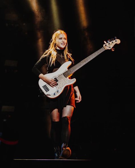 I love Nicole~ 😍 Bass Guitar Scales, The Voidz, Guitar Illustration, Guitar Exercises, Bass Guitar Lessons, Bass Guitarist, Women Of Rock, Guitar Girl, Female Guitarist