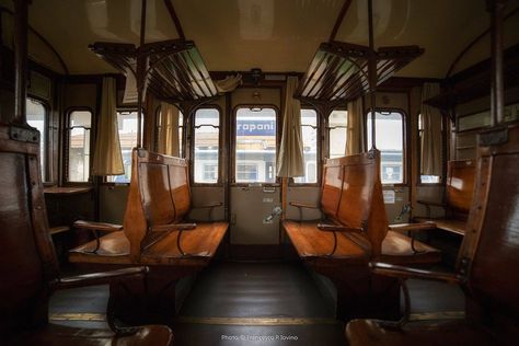 Train Cabin, Train Inside, Traveling By Train, Train Projects, Europe Train, Italy Magazine, Nurses Station, Italian Landscape, Old Trains