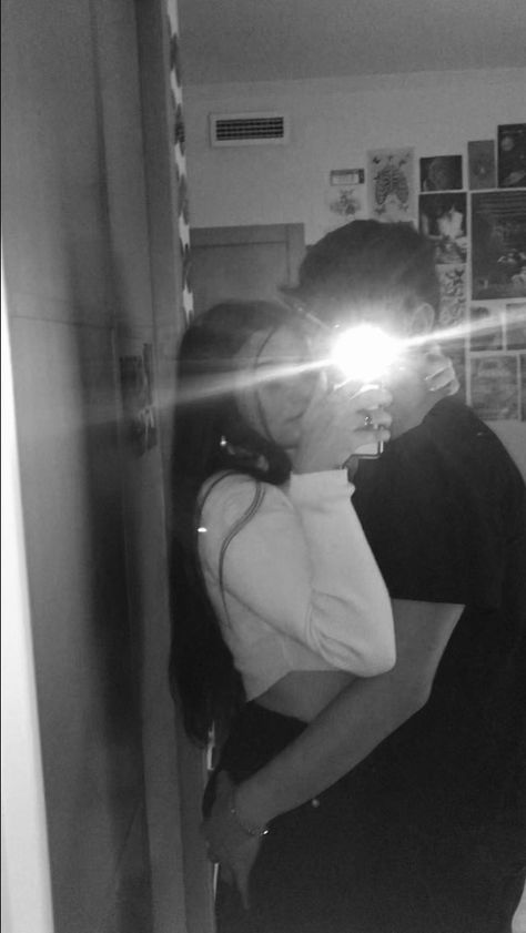 Photo En Couple Ado, Selfie Couple Photo Ideas Instagram, Hand Placement Couple Waist, Photo Couple Ado, Couple Picture Mirror, Bf Gf Mirror Pictures, Night Romantic Couple Pic, Couple Fotos Ideas, Mirror Selfie Poses Couple