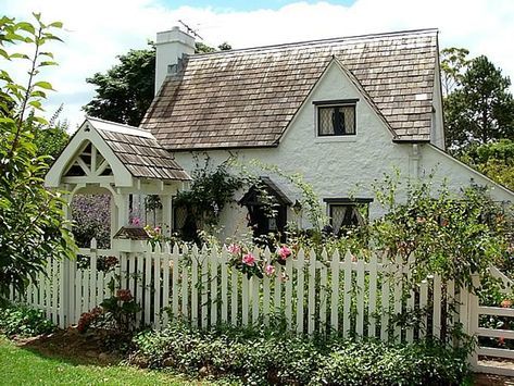 For Sale: A House Built to Look Like an Old English Cottage - Hooked on Houses Perspective Architecture, Estilo Cottage, Old English Cottage, Cottage Tiny House, English Country Cottages, European Cottage, Small Cottage Homes, Cosy House, Stone Cottages