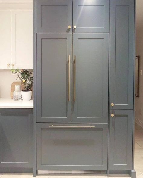 Panel Ready Fridge, Brass Handles Kitchen, Navy Blue Cabinets, Panel Ready Refrigerator, Ready Made Kitchen Cabinets, Grey Blue Kitchen, Navy Kitchen, Casa Loft, Blue Kitchen Cabinets