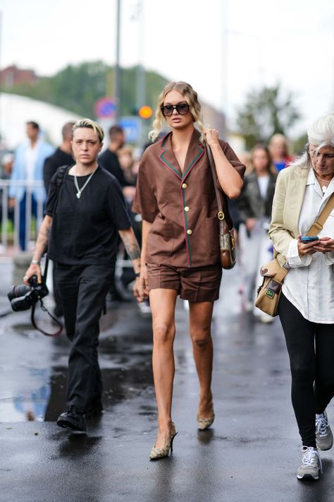 Street Style - Day 4 - Milan Fashion Week - Womenswear Spring/Summer 2024 Italian Summer Outfits, Fashion Trend Forecast, Milan Street Style, Street Snap, Milan Fashion Weeks, The Best Street Style, Street Style Summer, Bag Charms, Best Street Style