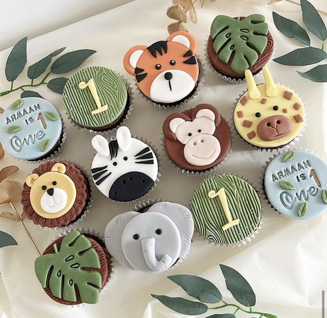 Cupcakes Safari, Safari Theme Birthday Party, Safari Birthday Party Decorations, Boys 1st Birthday Cake, Baby Boy Birthday Cake, Jungle Thema, First Birthday Cupcakes, Animal Birthday Cakes, Wild Birthday Party