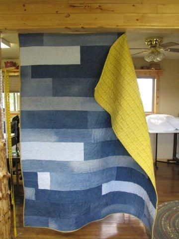 Blue jean quilt, would be great if you brine the jeans first to make them super soft Jean Quilts, Återvinna Jeans, Denim Quilt Patterns, Upcycle Denim, Denim Quilts, Blue Jean Quilts, 2 Daughters, Jean Quilt, Sunflower Quilts