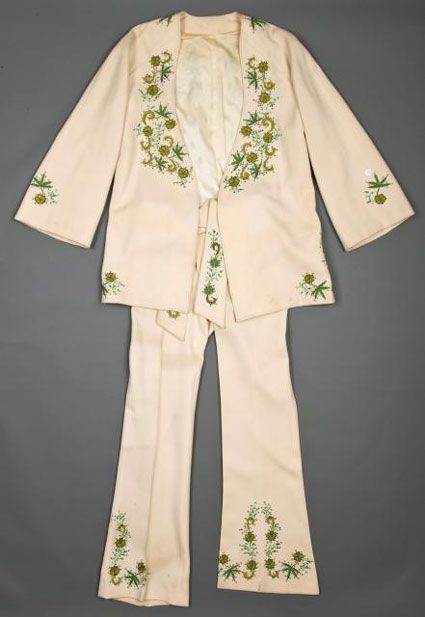 If I had a million dollars I would wear this Nudie suit to the Old 97's show. Funky Suits, Nudie Suit, 70s Suit, Pot Leaves, Fancy Fits, Richard Quinn, Music Is, Blazer Buttons, Fall Looks