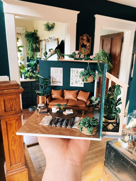 Room Box Miniatures, Bookshelf Art, Doll Furniture Diy, Doll House Plans, Mini Doll House, Doll House Crafts, Miniature Rooms, Miniature Houses, Miniature Crafts