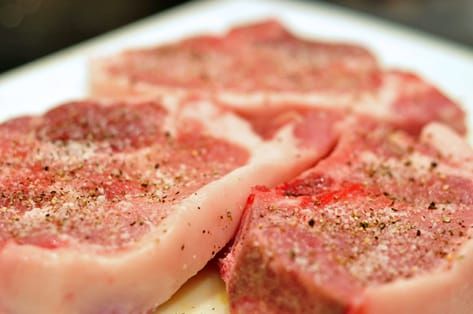 Making bone in pork-chops on the stove top! Perfectly Pan-seared Pork-chop Pork Chops On Stove Top, Pork Chops On The Stove, Paleo Pork Chops, Pan Seared Pork Chops, Bone In Pork Chops, Pork Steaks, Paleo Pork, Easy To Cook Meals, Skillet Dishes