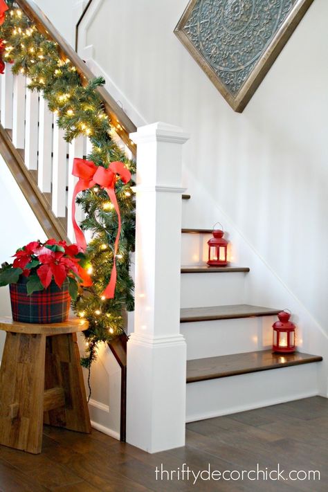 Make big bows for Christmas decorating Christmas Garland On Stairs, Christmas Staircase Decor, Stairs Renovation, Christmas Stairs, Christmas Lights Outside, Christmas Bows Diy, Chirstmas Decor, Christmas Staircase, Stairs Makeover