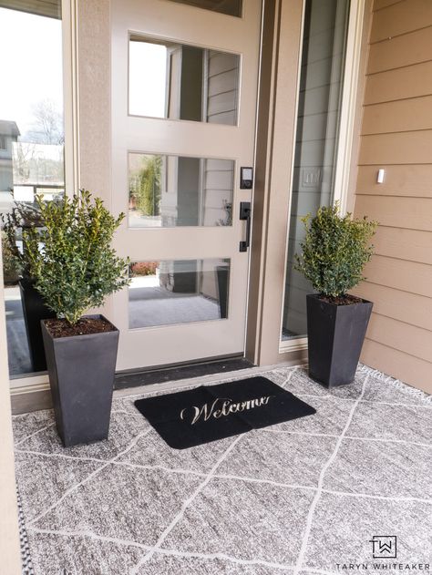 Classic spring porch decor with layered rugs and boxwood planters Boxwood Planters, Diy Ac, Spring Planter, Spring Porch Decor, Building A Porch, Planter Design, Diy Outdoor Decor, House With Porch, Front Porch Decorating