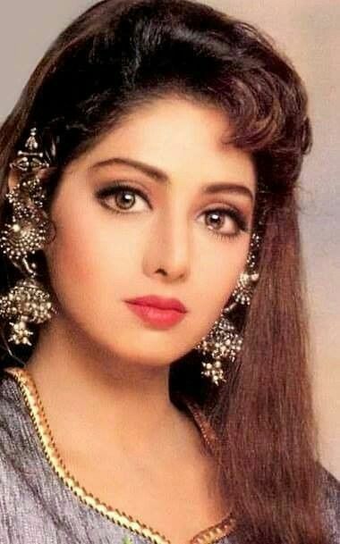 Devi Makeup Look, Sri Devi Actress, Style Eyebrows, 90s Bollywood Actress, Bollywood Makeup, Sri Devi, Makeup Dark, Bollywood Pictures, Indian Star