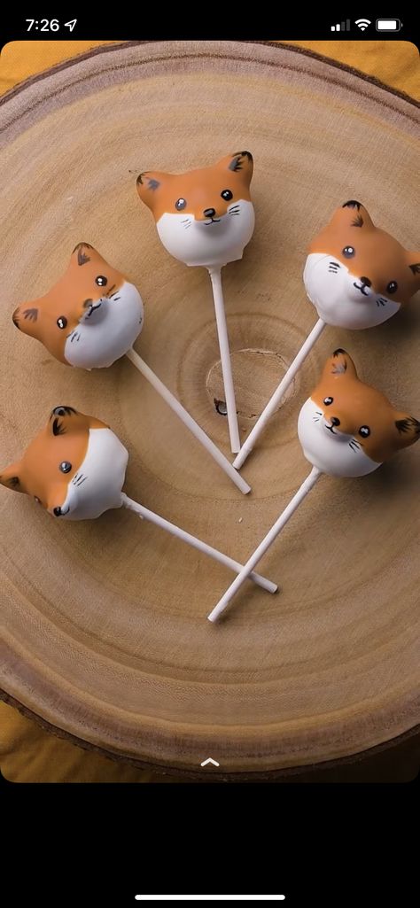 Gaming Cake Pops, Fall Cake Pops Recipe, Fox Cake Pops, Fall Cake Pops Ideas, Fall Cakesicles, Cute Desserts To Make, Cute Cake Pops Ideas, Fox Cakes, Farm Animal Cake Pops