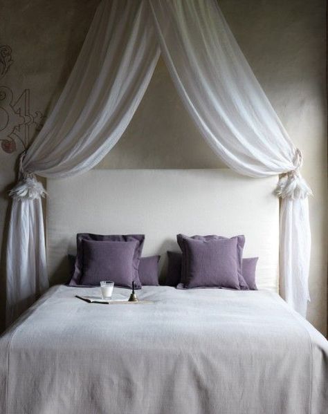 In camera da letto, il finto baldacchino è una vera tendenza shabby chic!  Il finto baldacchino è più presente che in passato negli esempi virtuosi di arredamento shabby. La tenda diventa una semplice decorazione che pende dal soffitto, ma all’occorrenza può essere un accessorio che dà grande intimità al vostro sonno. Sono sempre più numerosi i finti baldacchini o quelli di piccole dimensioni sopra la testata del letto, e, devo riconoscere, sono molto coreografici pur non avendo grandi ingombri. Curtain Over Bed, Classic Bedroom Decor, Canopy Bed Diy, Bedroom Decor For Couples, Dreams Beds, Elegant Bedroom, Bed Wall, Master Bedrooms Decor, Room Ideas Bedroom