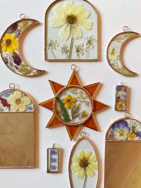 Stained Glass Decor Wall Hangings, Stained Glass With Dried Flowers, Stained Glass With Pressed Flowers, Witchy Gift Ideas, Pressed Plants, Apartment Accessories, Flower Moon, Dream Apartment Decor, Stained Glass Decor