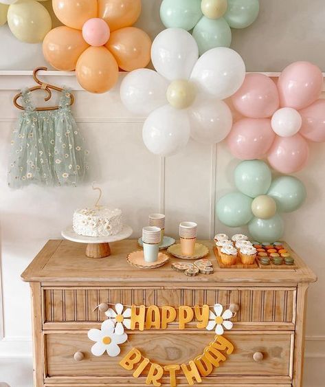 4de Verjaardag, Flower Birthday Party, Present In The Moment, 1st Birthday Girl Decorations, Simple Birthday Party, Hippie Birthday, Idee Babyshower, Baby Birthday Decorations, Daisy Party