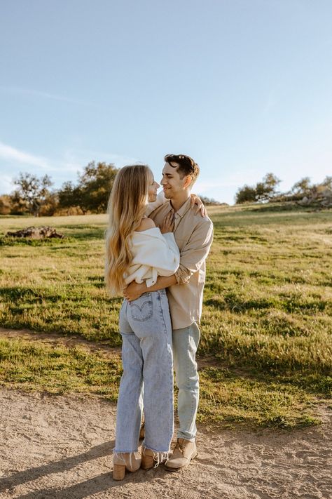 Engagement Photo Jeans, Engagement Jeans Outfit, April Engagement Photos Outfit, Neutral Outfits Engagement Photos, Casual Proposal Outfit, Jean Engagement Outfit, Causal Engagement Outfits, Casual Couple Outfits Photography, Engagement Photos With Jeans