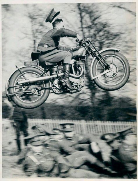 Wow! Perang Dunia Ii, Ww2 Photos, Motorcycle Photography, Bike Photography, German Soldiers Ww2, Motorcycle Pictures, Old Motorcycles, Old Bikes, Cool Motorcycles