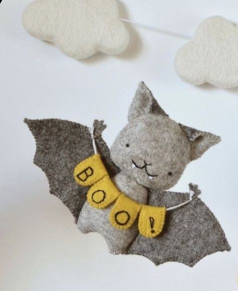 Diy Halloween Art, Halloween Felt Crafts, Moldes Halloween, Casa Halloween, Halloween Arts And Crafts, Adornos Halloween, Halloween Ii, Felt Halloween, Cute Bat