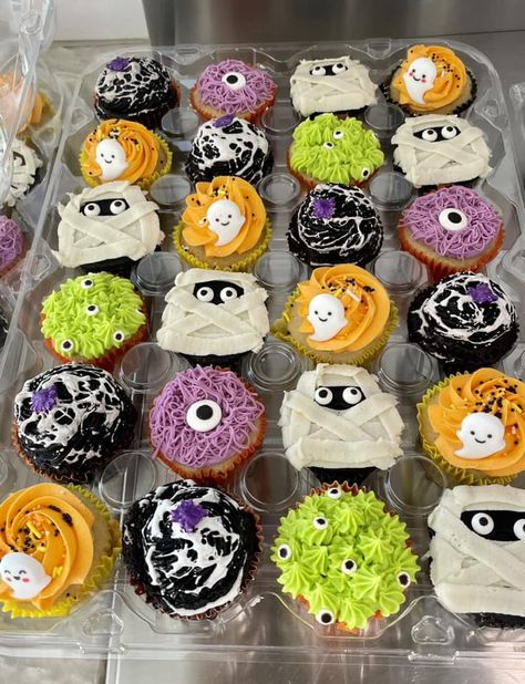 #halloweencupcakes #halloweenpary #halloweencake Haloween Cakes, Halloween Torte, Donut Ideas, Pretty Desserts, Fall Cupcakes, Kid Cupcakes, Crocs Fashion, Cake Frosting Recipe, Cupcake Decoration