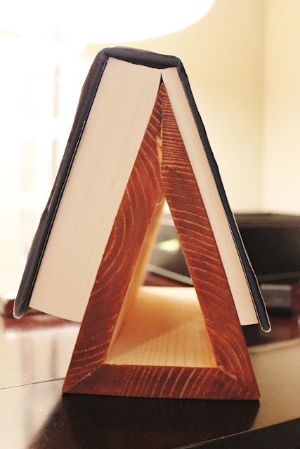 DIY Tutorial: Book Stand for Fathers Day Gift Diy Book Stand, Book Rest, Homemade Books, Reading Space, Woodworking Bed, Hemma Diy, Diy Father's Day Gifts, Wood Shop Projects, Book Holder