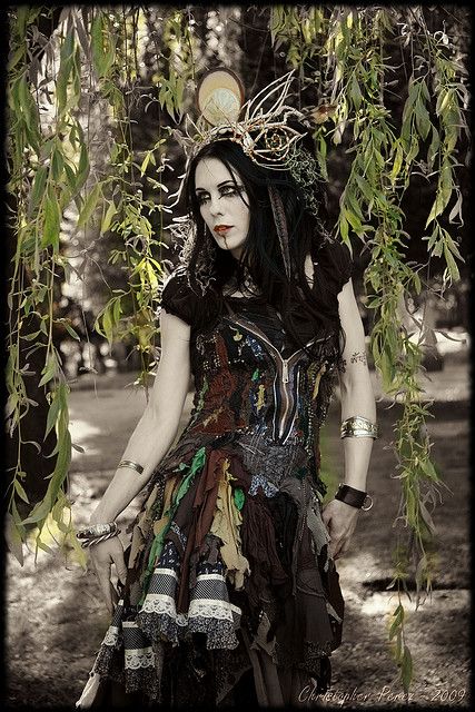 Swamp Witch: inspiration                                                                                                                                                                                 More Swamp Queen Costume, Swamp Witch Costume, New Orleans Swamp, Witch Inspiration, Dark Fairy Costume, Voodoo Costume, Earth Genasi, Swamp Queen, Swamp Party