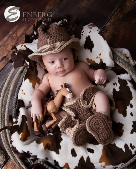 Country Baby Pictures, Crochet Cowboy Hat, Newborn Cowboy, Foto Kelahiran, Baby Boy Cowboy, Country Baby Boy, Baby Boy Newborn Pictures, Baby Milestones Pictures, Newborn Photography Boy