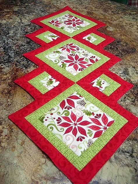 Missouri Quilt, Hantverk Diy, Table Runner Christmas, Quilted Placemats, Patchwork Table Runner, Christmas Patchwork, Quilted Table Runners Patterns, Place Mats Quilted, Quilted Table Toppers