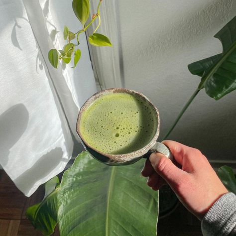 My Love Of My Life, Morning Matcha, Strawberry Cocktails, Matcha Drink, Good Weekend, Paris Cafe, Coffee And Books, Weekend Vibes, Green Aesthetic