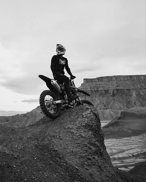 Motor Trail Aesthetic, Motocross Aesthetic, Dirt Bike Aesthetic, Bikes Black, Motocross Photography, Moto Wallpapers, Tmax Yamaha, Biker Photography, Boy Photo Shoot