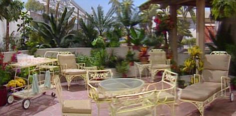 Golden Girls House, Honeysuckle Cottage, Miami Apartment, Girls Furniture, 80s Interior, Brooklyn Apartment, The Golden Girls, Stay Golden, Work Meeting