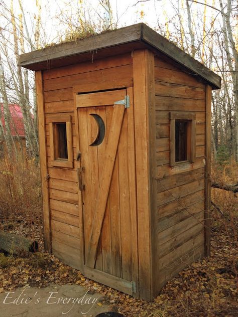 Cute Outhouse Ideas, Outdoor Toilet Outhouse, Outhouse Interior, Outhouse Bathroom Ideas, Outhouse Diy, Cute Outhouse, Diy Outhouse, Outhouse Shed, Building An Outhouse