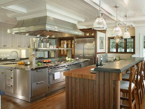 High-end luxury meets ultimate function in this family-friendly kitchen designed by Peter Salerno. Chefs Kitchen Design, Organiser Cucina, Design My Kitchen, Kitchen Design Styles, Best Kitchen Design, Kitchen Cabinet Layout, Victorian Kitchen, Kitchens Luxury, Dream Kitchens Design