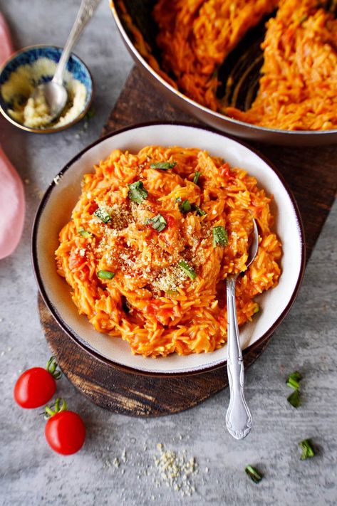 One-pot orzo with tomatoes is a creamy, comforting, wholesome, satisfying meal that tastes like faux risotto but cooks in just 25 minutes, perfect for busy weeknights and dinner parties! #onepotorzo #orzorisotto #tomatoorzo #orzorecipe | elavegan.com Orzo Healthy, One Pot Orzo, Vegan Entree Recipes, Orzo Risotto, Vegan Pasta Sauce, Greek Orzo Salad, Orzo Recipes, Vegan Entree, Vegan Main Dishes