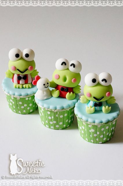 Keroppi 3D cupcake | Flickr - Photo Sharing! Frog Cupcakes, Apple Cupcakes, Creative Cupcakes, Homemade Sweets, Cupcake Designs, Love Cupcakes, Fondant Toppers, Fondant Figures, Cute Cupcakes