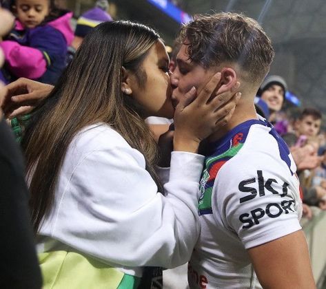 football wag Rugby Bf And Gf Aesthetic, Rugby Wife Aesthetic, Rugby Girlfriend Aesthetic, Rugby Boyfriend Aesthetic, Rugby Player Aesthetic, Rugby Couple, Rugby Boyfriend, Rugby Girlfriend, Rugby Wag