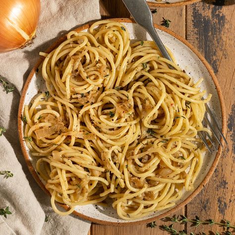 Vegan Caramelized Onion & Roasted Garlic Pasta Caramelized Onion And Roasted Garlic Pasta, Roasted Garlic Pasta, Green Breakfast Smoothie, Pasta Calories, Green Breakfast, Dairy Free Pasta, Vegan Worcestershire Sauce, Cherry Tomato Pasta, Vegetarian Pasta Recipes