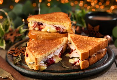 Cranberry Grilled Cheese, What To Make For Thanksgiving, Christmas Sandwiches, Christmas Turkey Recipes, Brie Sandwich, Brioche Loaf, Brie Cranberry, Christmas Leftovers, Cranberry Brie