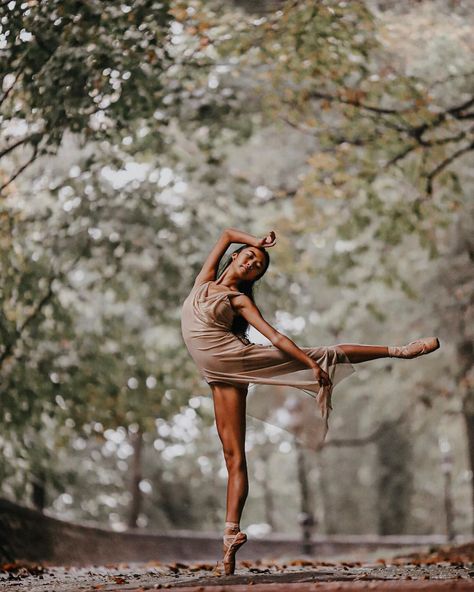 Kayla Mak on Instagram: “Swooning 🌬💫 @julianna.d.photography” Ballerina Photography, Dance Aesthetic, Dance Picture Poses, Dance Photo Shoot, Dancer Photography, Ballet Pictures, Dance Photography Poses, Gymnastics Poses, Ballet Poses