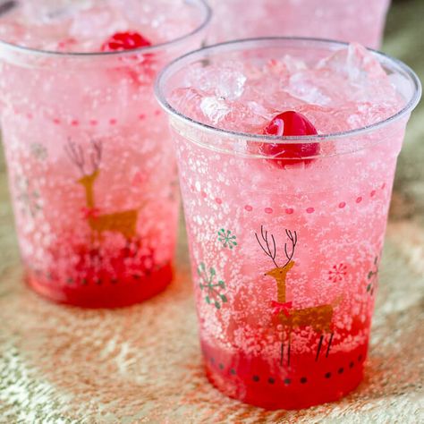 This Shirley Temple recipe is great for holiday parties with family, expectant mothers, or designated drivers! It's the ultimate Kiddie Cocktail! Shirley Temple Recipe, Shirley Temple Drink, Christmas Punch Recipes, Christmas Punch, Drinks Design, Raspberry Lemonade, Punch Recipes, Shirley Temple, Holiday Drinks