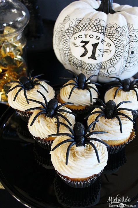 Black And Gold Halloween, Glam Halloween Party, Halloween Bridal Showers, Spider Cupcakes, Gold Halloween, Witch Party, Spider Decorations, Halloween Party Dinner, Spooky Halloween Party