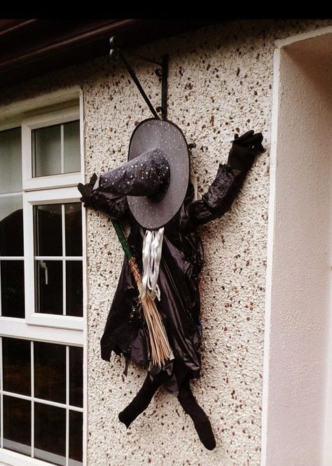 Witches Decorations, Diy Halloween Witch, Halloween Themes Decorations, Halloween Diy Outdoor, Halloween Witch Decorations, Homemade Halloween Decorations, Halloween Decorations Diy Outdoor, Witch Diy, Halloween Porch Decorations