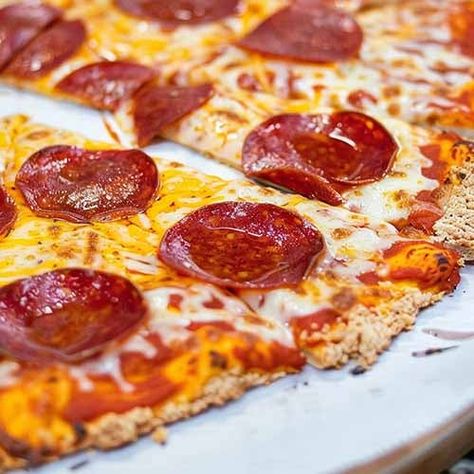 Pork Rind Pizza Crust, Carnivore Pizza, Keto Pork Rinds, Pork Rind Recipes, Flatbread Pizza Recipes, Ditch The Carbs, Pork Rind, Low Carb Marinara, Carnivore Recipes